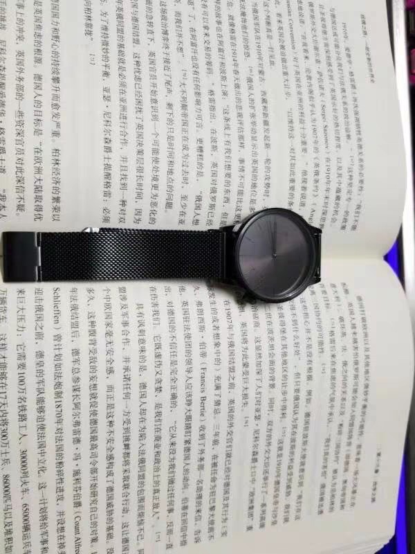 首先第一眼看到属于那种比较简约冷酷风，男