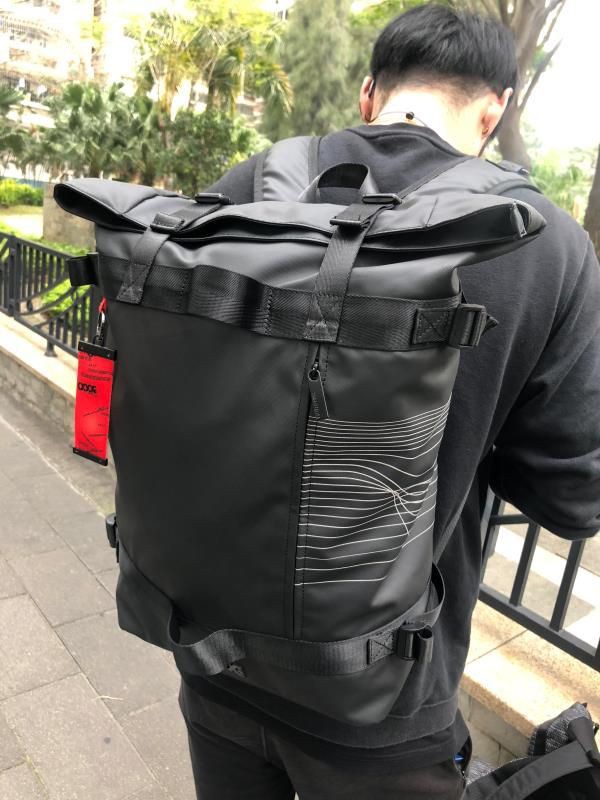 感觉很合适，出来玩要装的东西很多，包包容