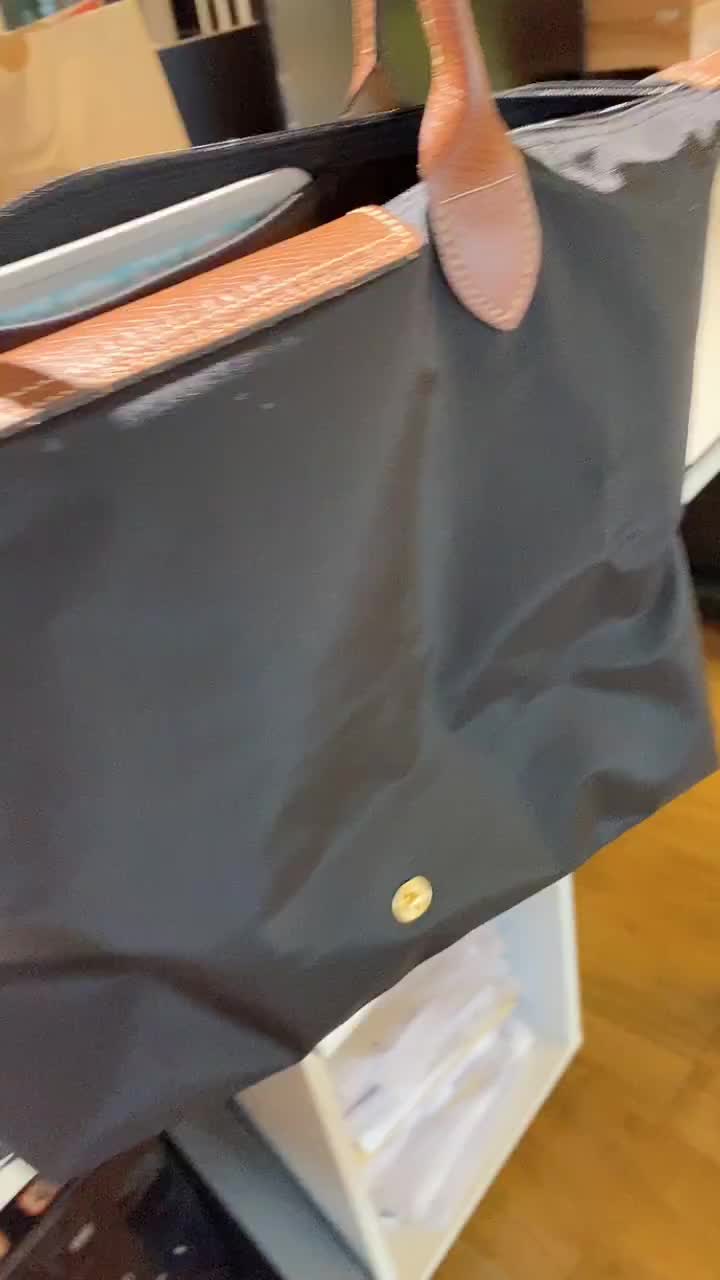 还不错诶，挺精致的，放得下A4的本子，这