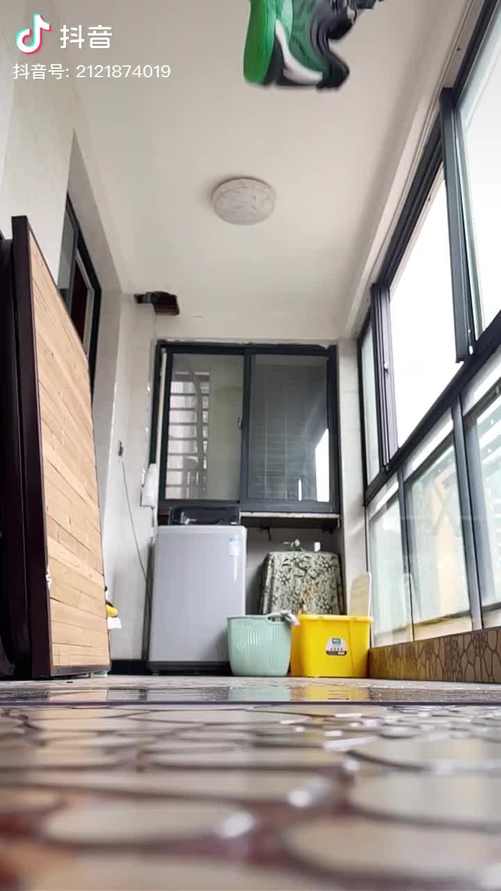 这个鞋子的屁股有一点重