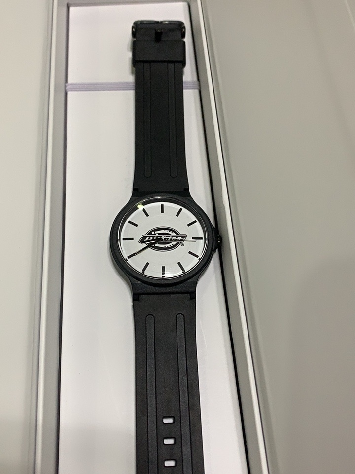 手感是好的，表带轻盈容易戴，表盘大小也是