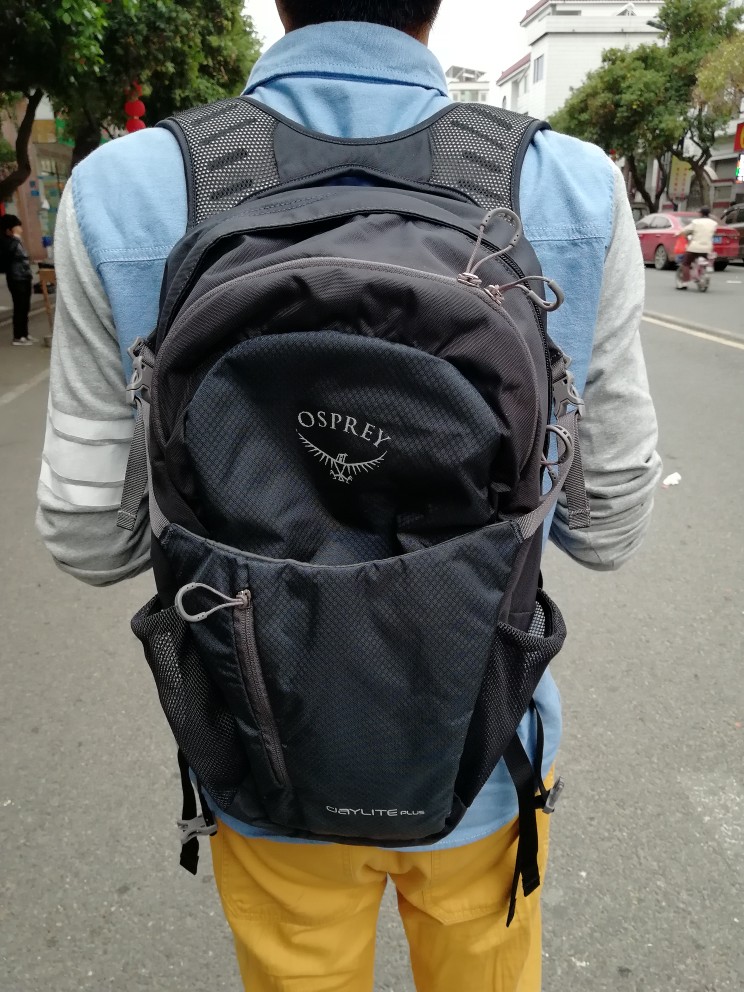 还可以。确实，很轻