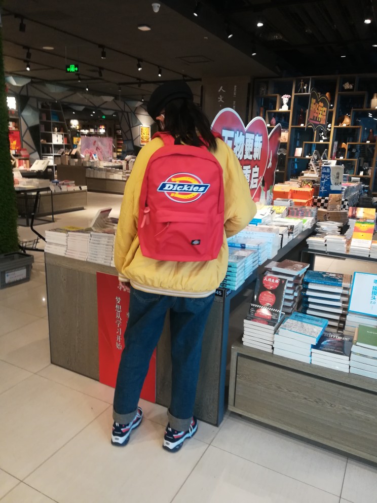 书包收到意料之外的满意，红色很好看，也够