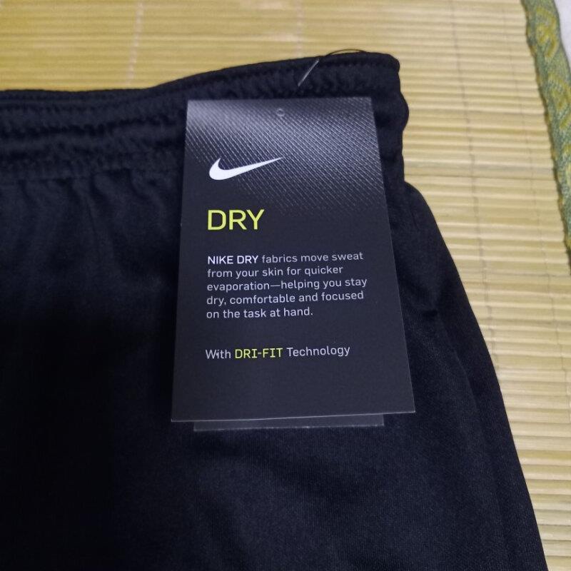 材质特性：做工比较精致，穿着很舒服，轻薄