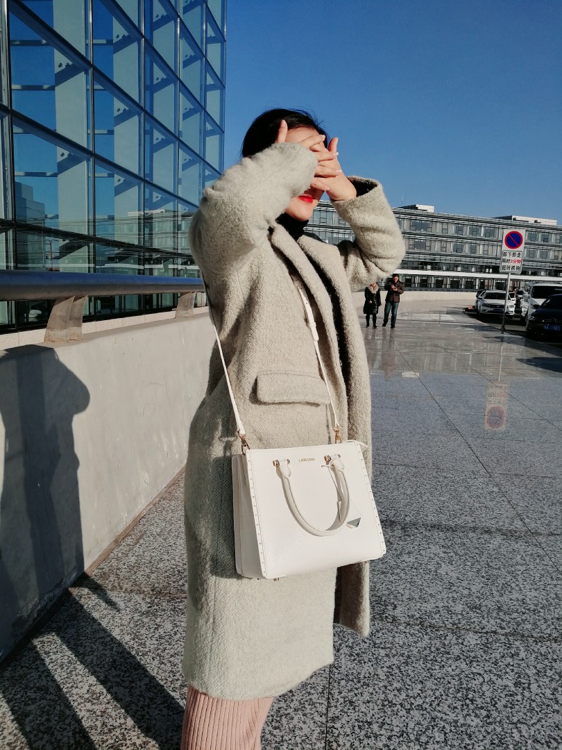 隔层很多，可以放下很多东西，超实用。