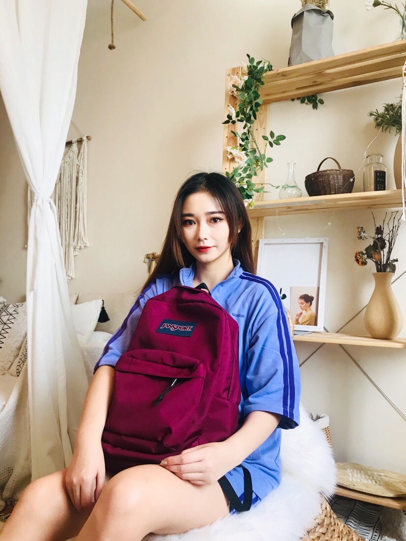 颜色洋气，大容量。软握提手。
记忆海绵肩