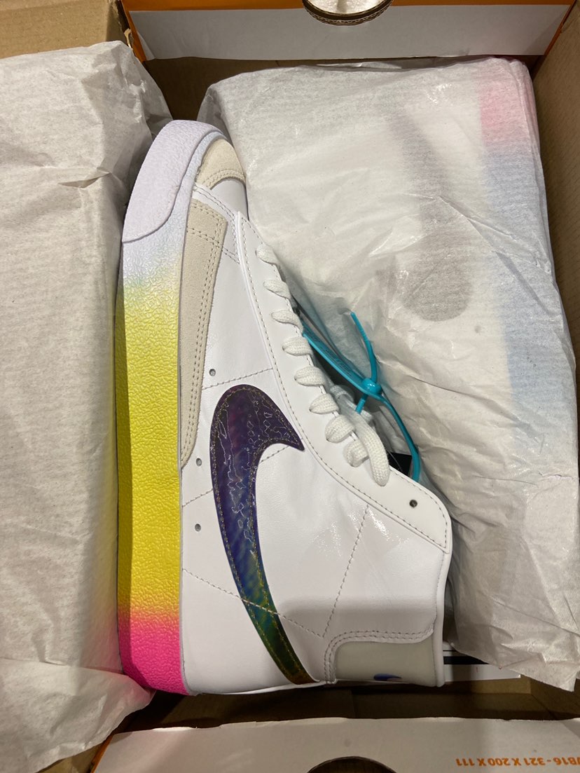 blazer 全息镭射42码一双
会在直