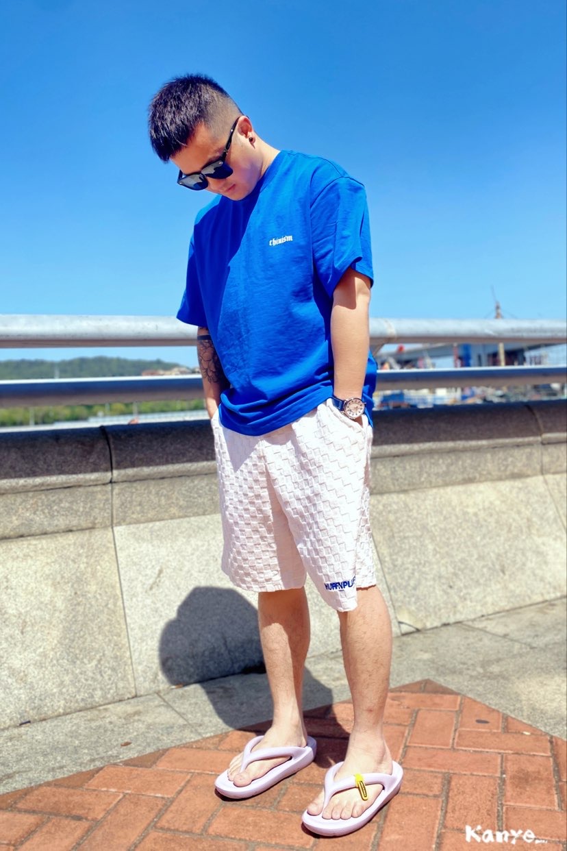 无论任何时候克莱因蓝一如既往那么吸引眼球