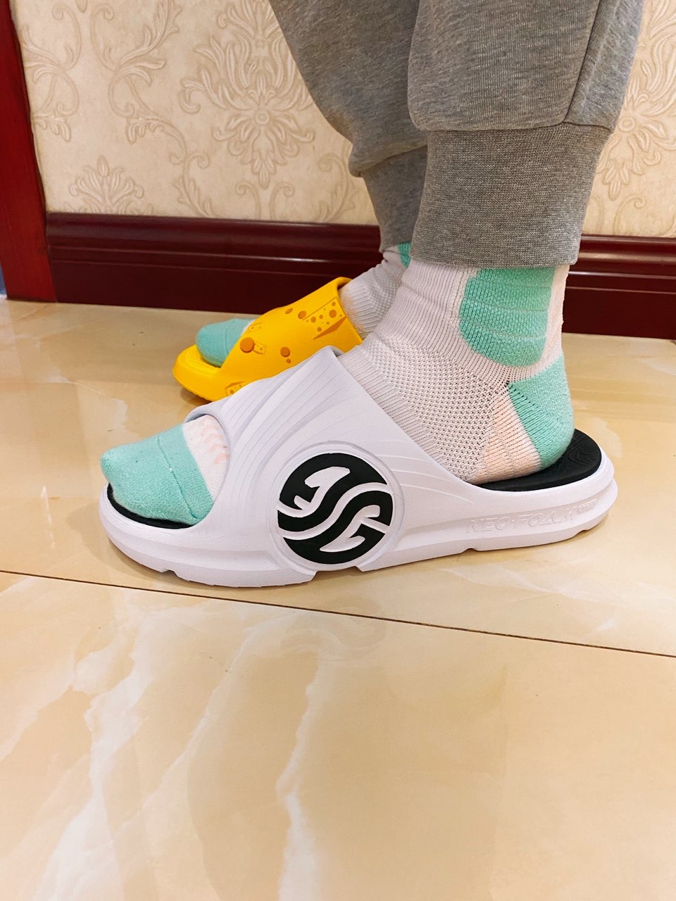 配色颜值：匹克目前颜色更多，联名搞得风声