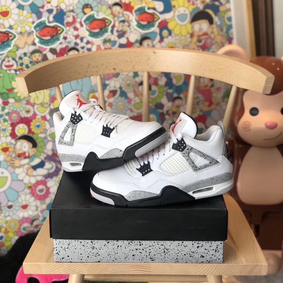 AJ4白水泥2021复刻回归
该鞋鞋面以