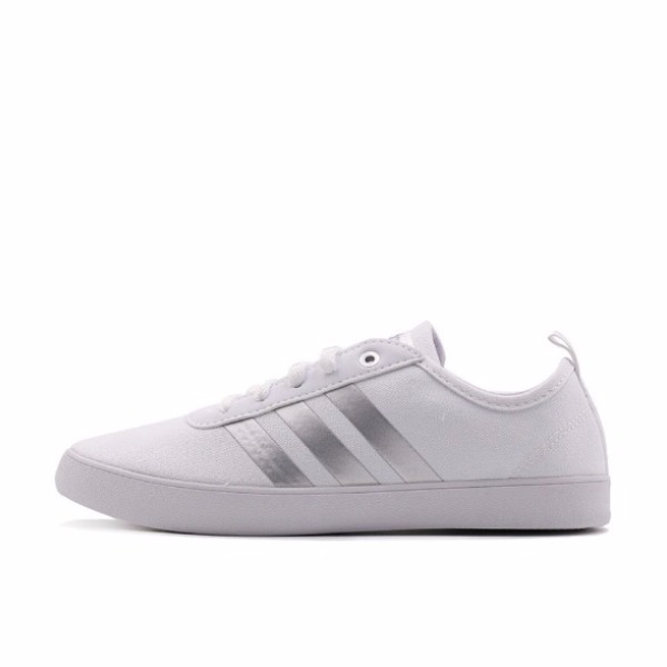 推荐商品：adidas NEO QT Vulc 2.0 板鞋 复古休闲轻便百搭防滑耐磨透气包裹性 White/Silver 白色/银色