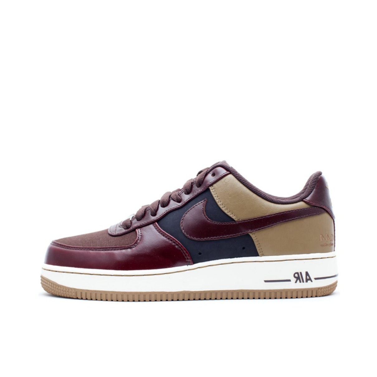 推荐商品：Nike Air Force 1 空军一号 板鞋 轻便舒适百搭耐磨防滑复古 DJ Clark Kent East vs. West 巴洛克棕色