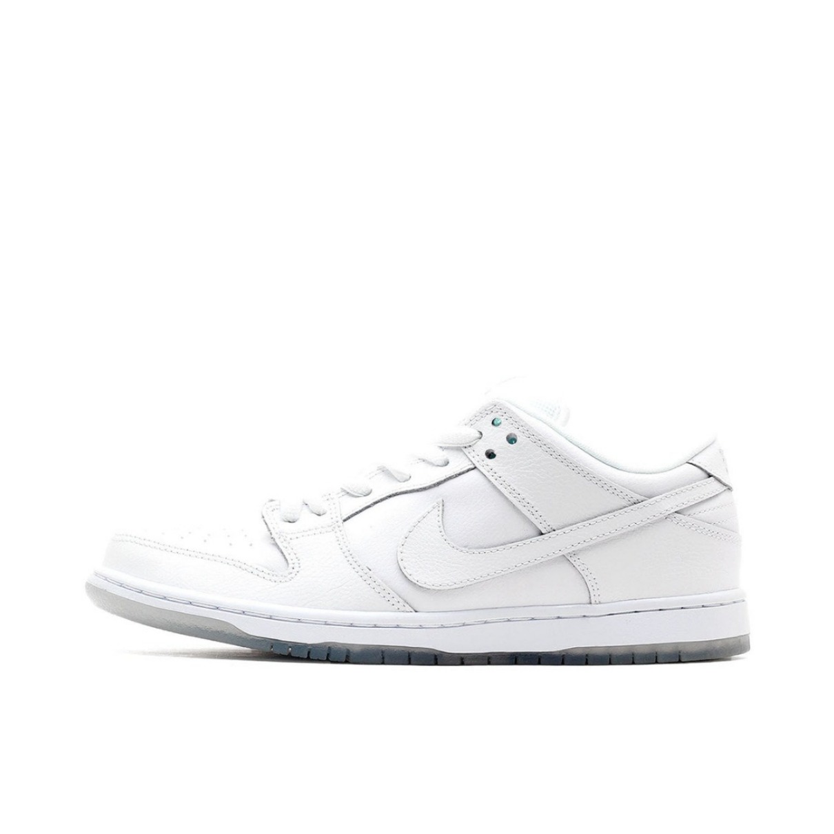 推荐商品：Nike Dunk 板鞋 经典复古百搭 Low White Ice SB/低帮/白色
