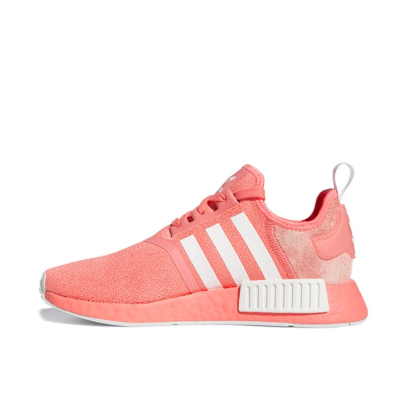推荐商品：adidas Originals NMD R1 BOOST 织物 轻便透气 缓震 低帮 运动休闲鞋 珊瑚粉/白色
