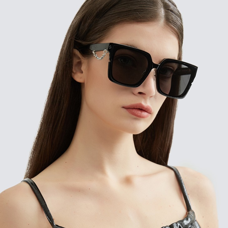 推荐商品：HAZE 时尚街拍防紫外线太阳镜 REFRAC