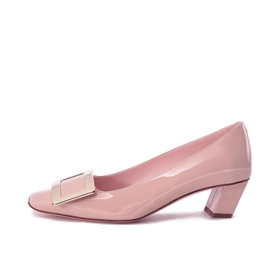 推荐商品：Roger Vivier 金属扣单层 粗跟方头 时尚休闲 皮鞋 RVW00600920D1P-B999 跟高4.5cm/浅裸粉