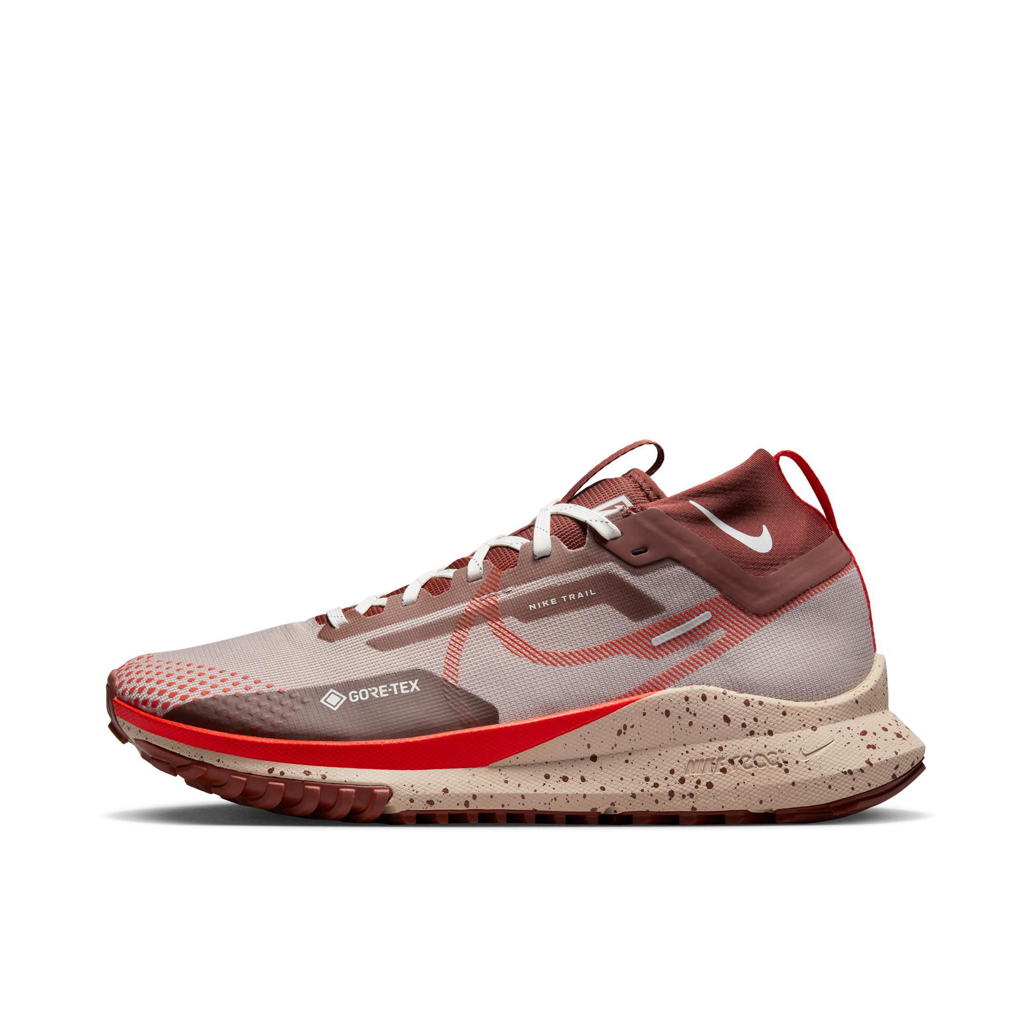 推荐商品：Nike React Pegasus Trail 4 飞马 跑鞋 缓震户外越野防水防滑织物支撑训练圆头回弹平稳 女款/灰褐/小马棕/帆白/热情红 