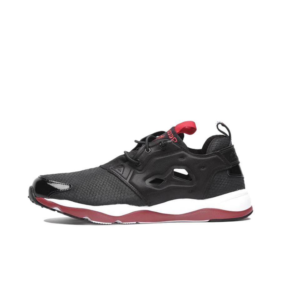 推荐商品：Reebok/锐步 Furylite 运动休闲鞋 防滑耐磨轻便减震舒适透气低帮合成革圆头网布包裹性 Crimson/Black/White

 黑红色