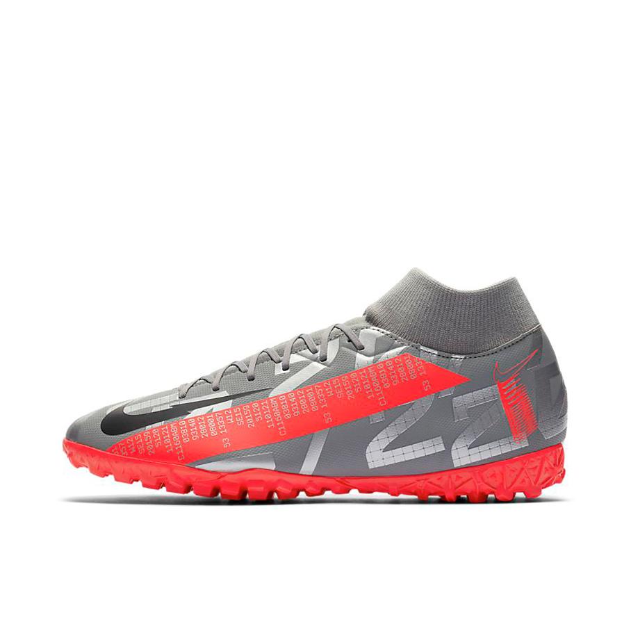 推荐商品：Nike Mercurial Superfly 7 Academy CR7 TF 中端 胶质碎钉 人造草地 圆头 足球鞋 灰红