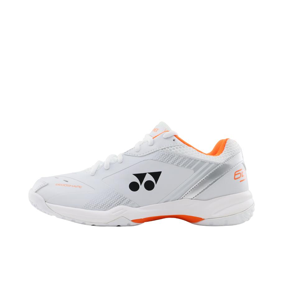 推荐商品：YONEX/尤尼克斯 Power Cushion 65系列 65x3 羽毛球鞋 系带减震防滑耐磨抗扭抗冲击回弹包裹性 白色/橙色/银色