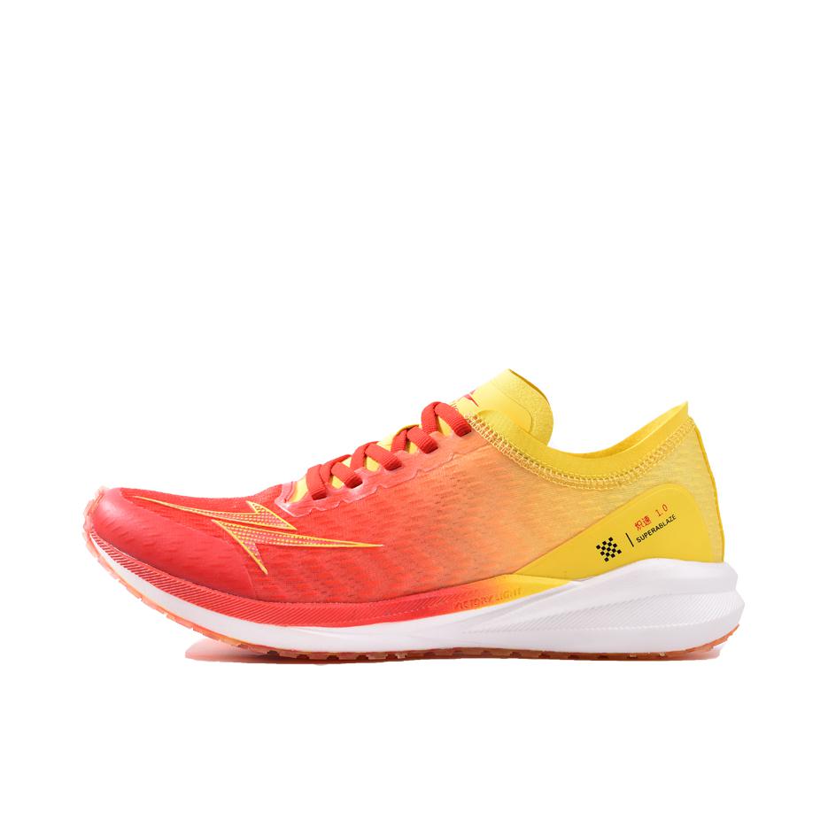 推荐商品：威量 炽速1.0 减震透气 防滑耐磨 舒适轻便 轻盈回弹 碳板全掌 跑鞋 信念/红色