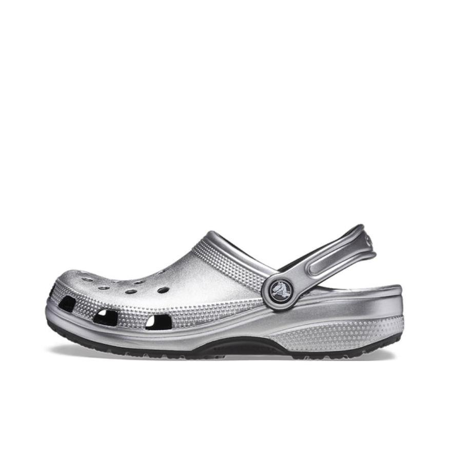 推荐商品：Crocs/卡骆驰 Classic Clog 经典克骆格 防滑耐磨 包头百搭 休闲舒适 外穿圆头 运动沙滩 户外 洞洞鞋 凉鞋 灰色/银色