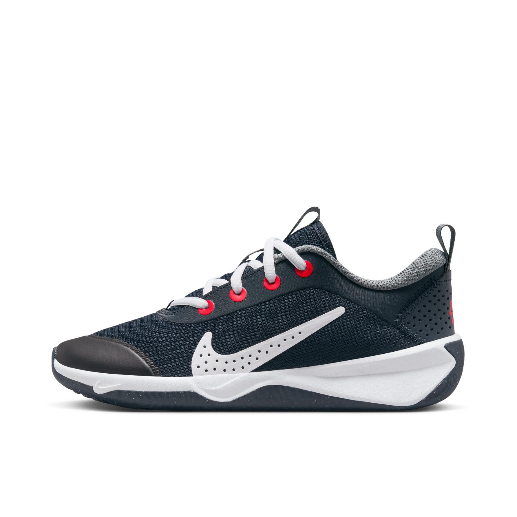 推荐商品：Nike Omni Multi-Court 缓震耐磨 网面透气 室内综合 舒适 运动休闲鞋 GS/红色/黑白