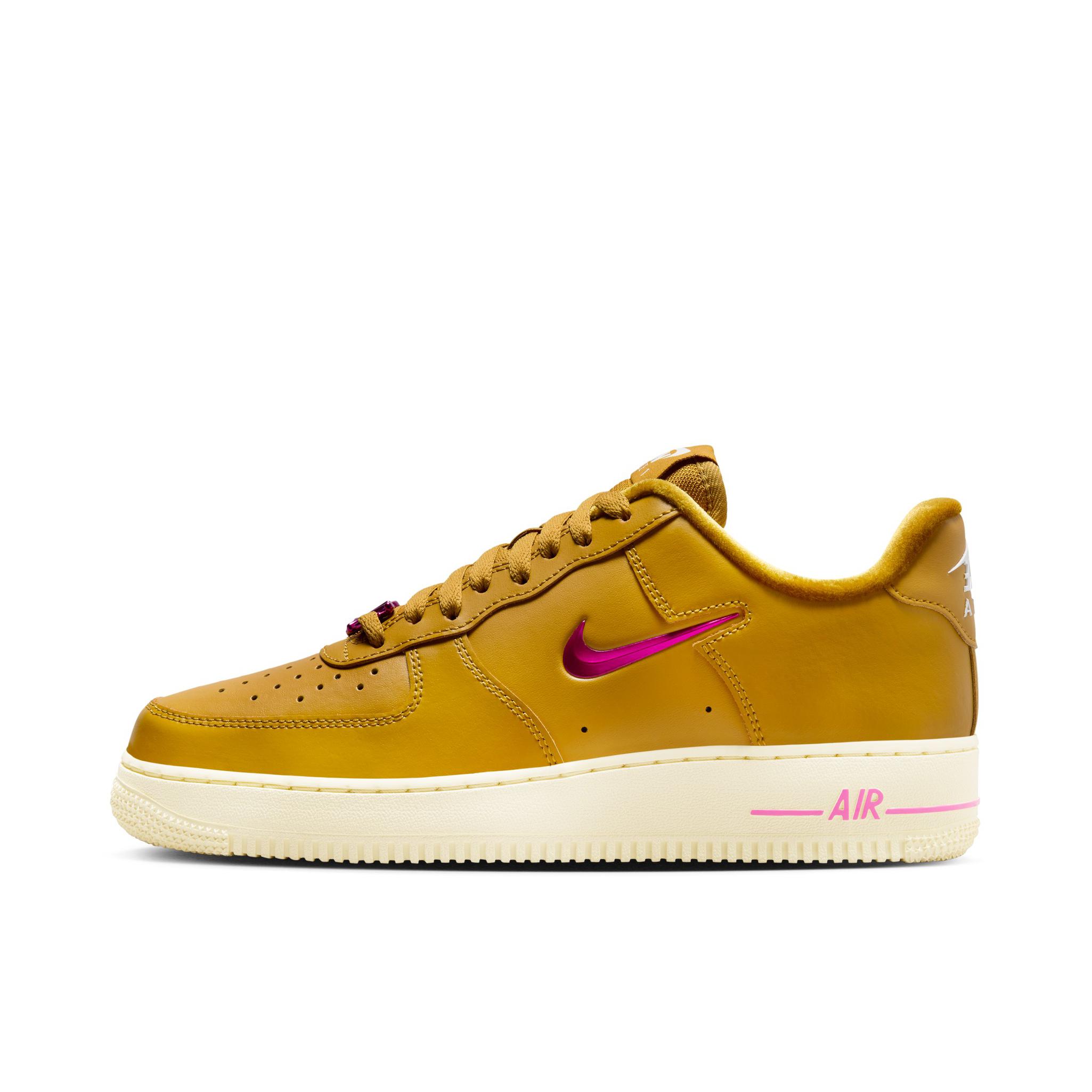 推荐商品：Nike Air Force 1 空军一号 板鞋 轻便舒适百搭耐磨防滑复古 古铜色/俏皮粉/石膏色/椰奶色