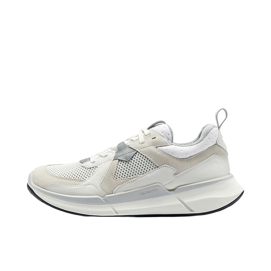 推荐商品：ECCO/爱步 Biom 2.2 网面透气 缓震耐磨 百搭时尚 舒适轻便 圆头 轻量耐穿 拼接织物 防水 慢跑 运动休闲 跑鞋 灰色/白色