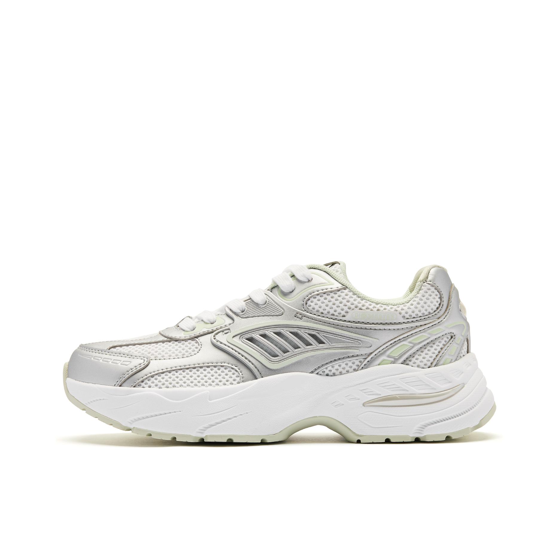 推荐商品：乔丹体育 开元2.0 舒适软底 耐磨防滑 缓震回弹 网面透气 复古 运动休闲鞋 女款/银色/乔丹白