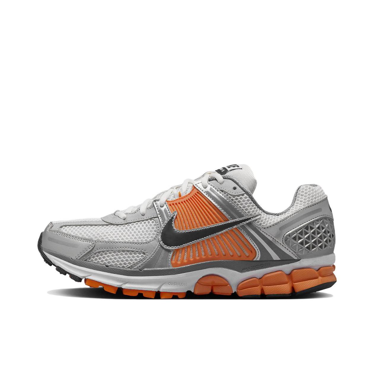 推荐商品：Nike Zoom Vomero 5 跑鞋 舒适缓震网面透气百搭复古支撑训练轻便 银灰色/橙色
