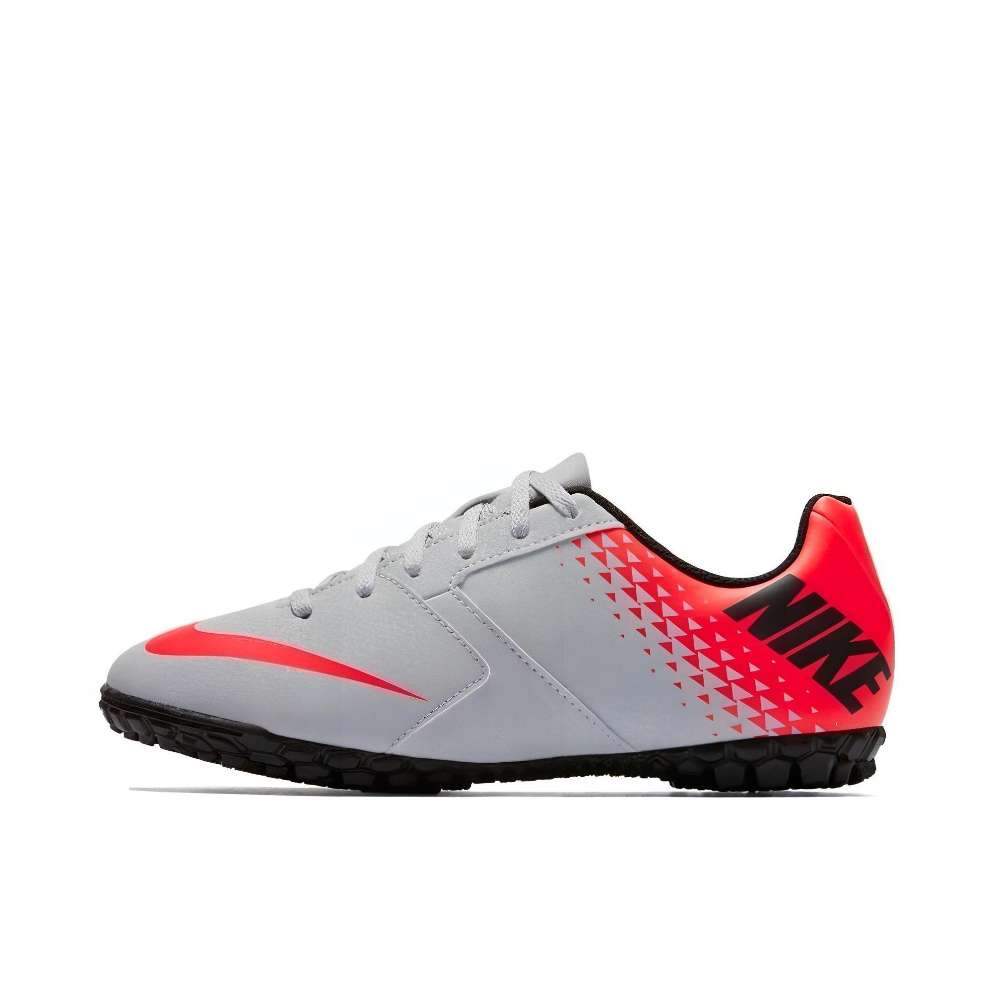 推荐商品：Nike BombaX TF 中端 碎钉 胶质 人造草地 减震防滑耐磨抗冲击 足球鞋 Grey/Red/Black 大童/灰色/橙色