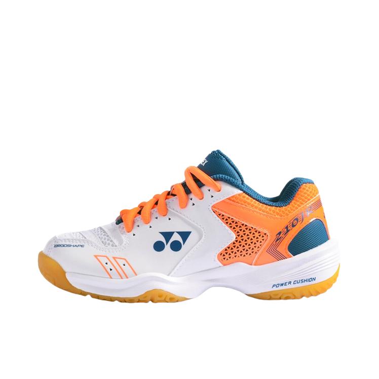 推荐商品：YONEX/尤尼克斯 舒适运动 防滑耐磨 超轻透气 织物 运动鞋儿童 SHB210JRCR 大童/白色/橙色