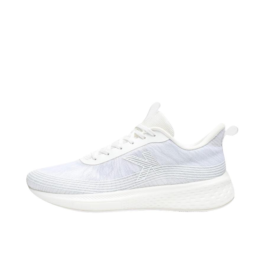 推荐商品：KELME/卡尔美 透气 轻便 户外 健身 跑鞋 6423YX1567 白色
