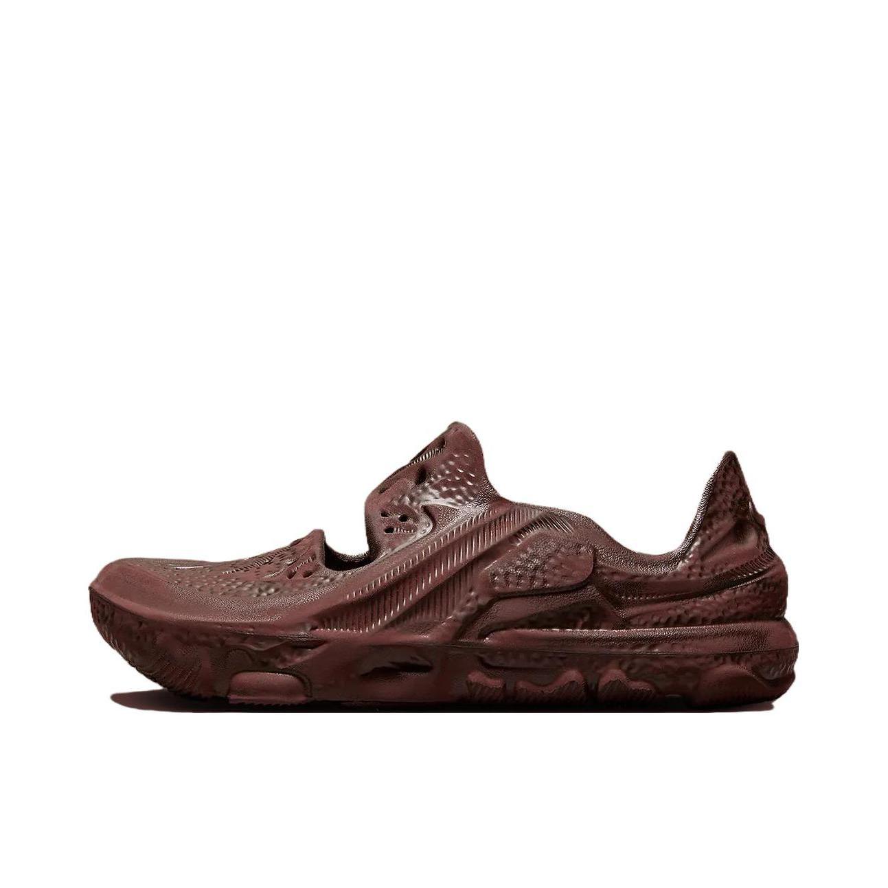 推荐商品：Nike ISPA Universal 运动休闲鞋 减震回弹防滑耐磨圆头舒适百搭沙滩一脚蹬 棕红色