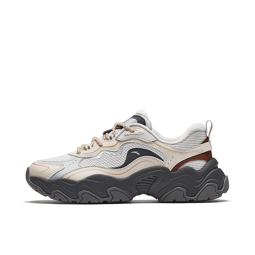 推荐商品：安踏  陨石3  合成革 厚底增高 网面透气 防滑耐磨 拼接  老爹鞋 女款/积云灰/白垩色/金属钛/烟红棕