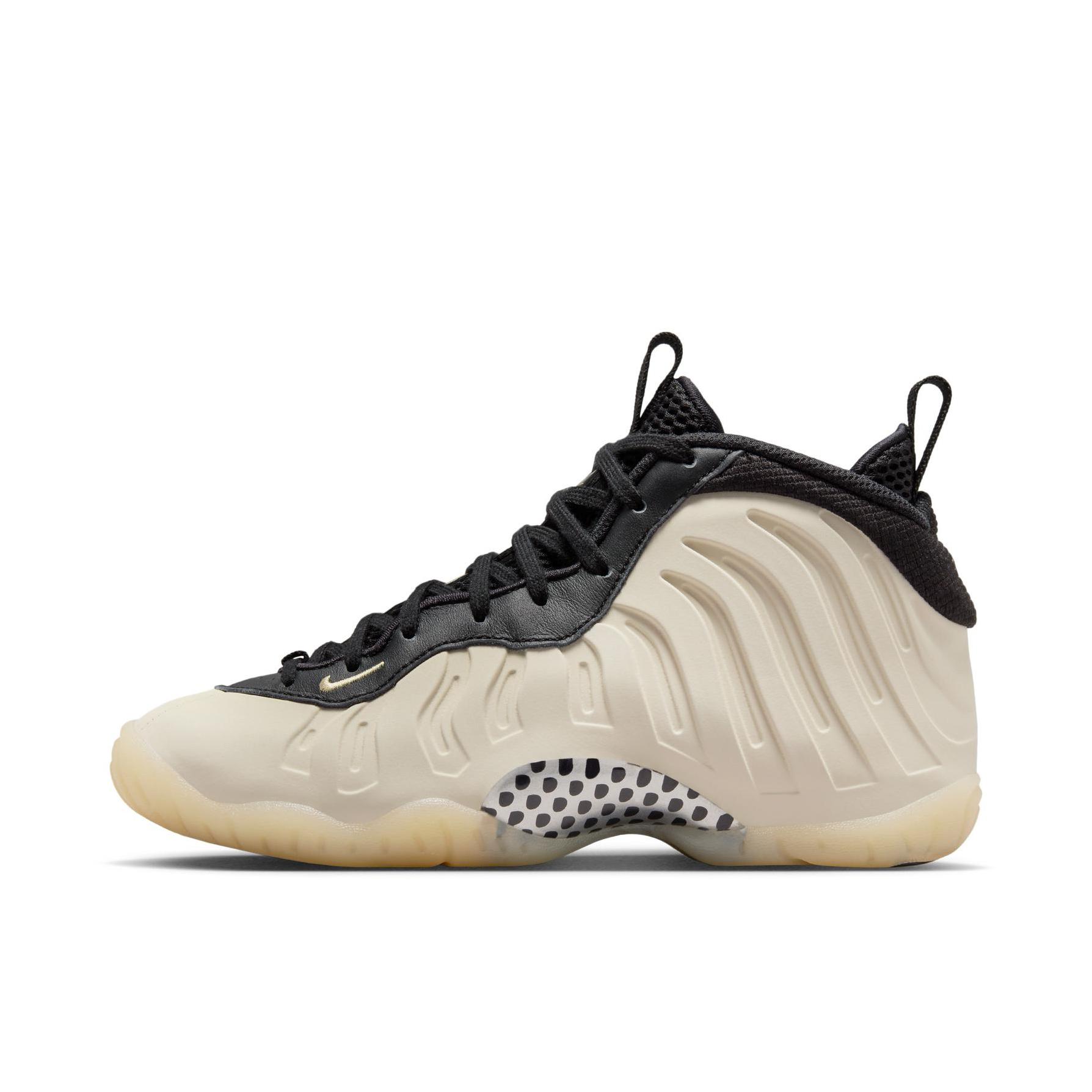 推荐商品：Nike Air Foamposite One 篮球鞋 喷泡经典复古百搭防滑耐磨舒适透气减震休闲中帮 黑/浅红木褐/金属铬色/团队金 GS/红木褐/团队金