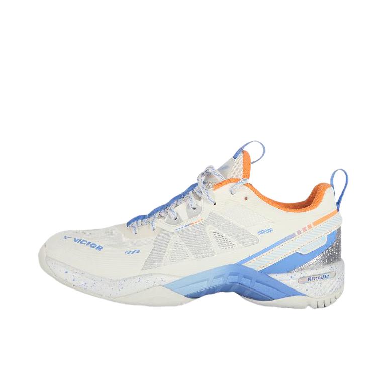 推荐商品：VICTOR/威克多  速度类  S82三代 耐磨抗扭 速度型 轻弹稳固 高效启动 专业级  羽毛球鞋 白色