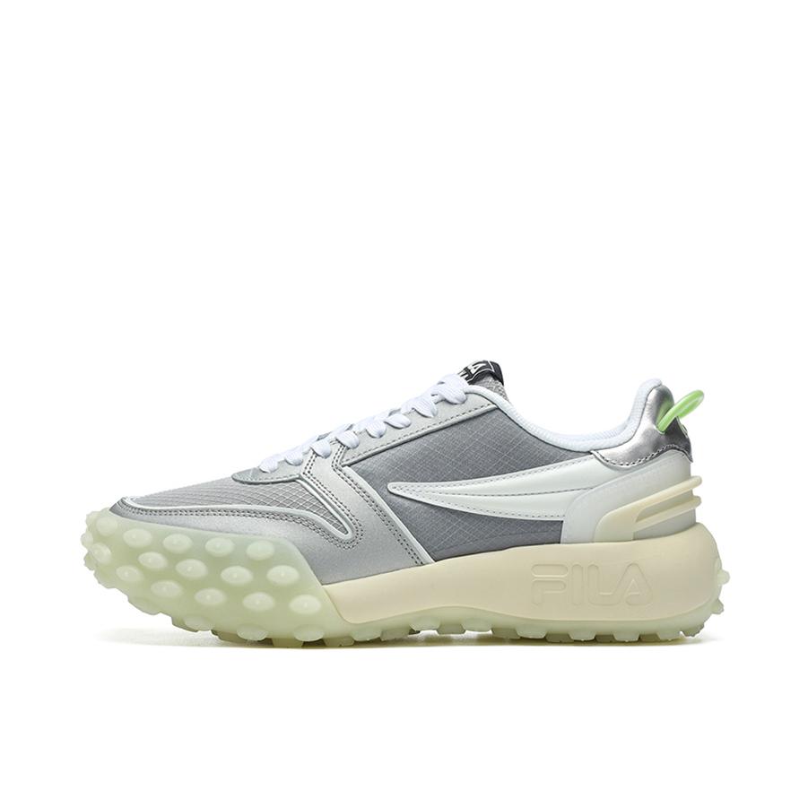 推荐商品：FILA/斐乐 Gara 防滑耐磨 舒适轻便 网布透气 圆头 合成革 织物 运动 头层牛皮 跑鞋 银灰色/斐乐白