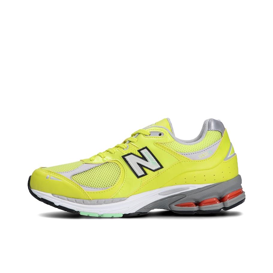推荐商品：New Balance 2002R 跑鞋 缓震防滑耐磨透气复古拼接防水气垫慢跑支撑 浅黄/白色