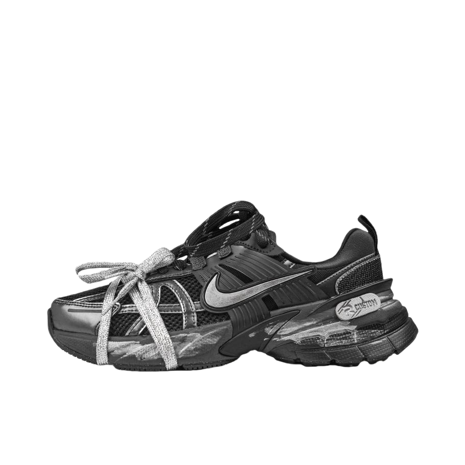 推荐商品：【定制球鞋】 Nike V2K Run 跑鞋 舒适减震网布透气防滑耐磨时尚潮流织物轻便百搭复古做旧防水 黑银武士