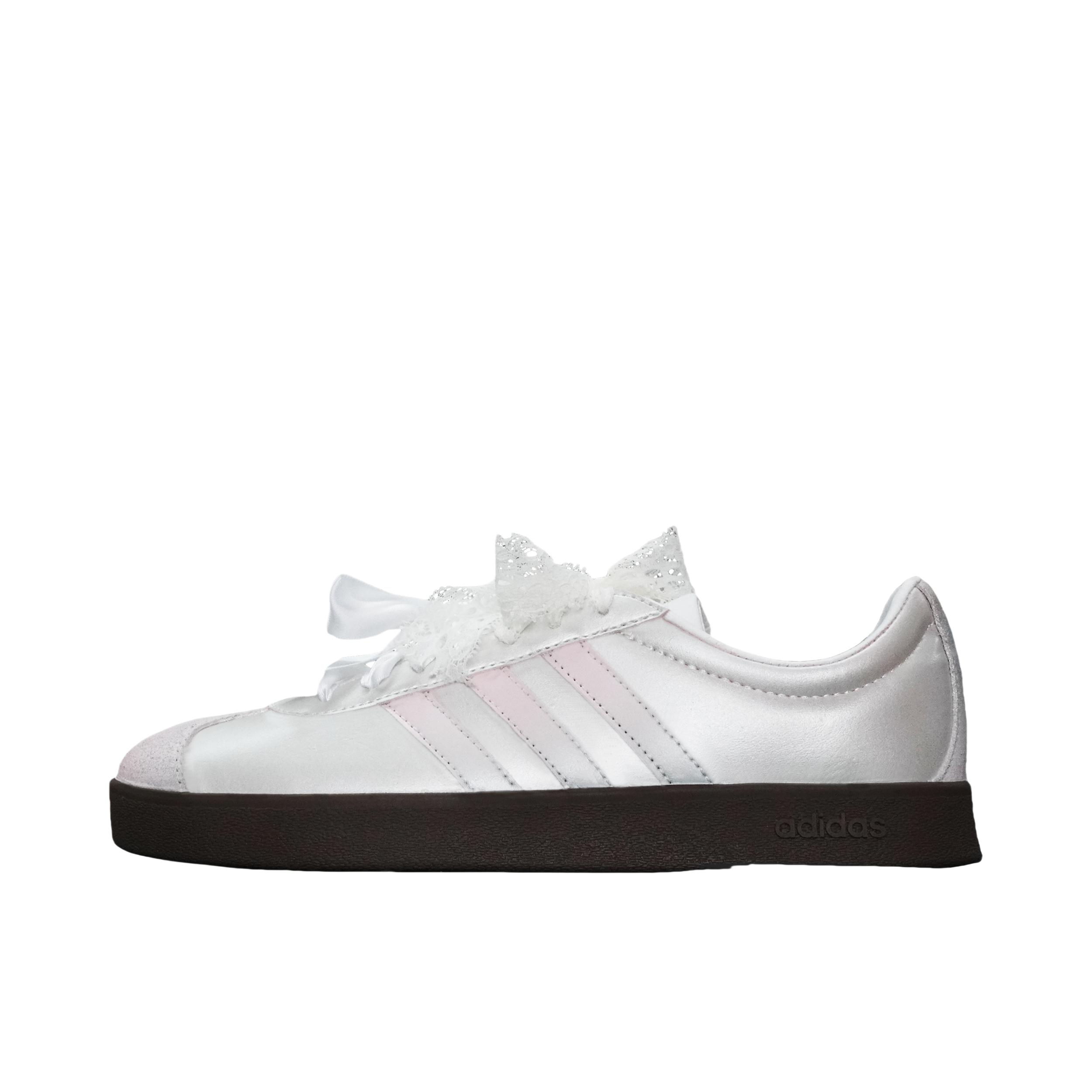 推荐商品：定制款 adidas neo Vl Court 板鞋 减震抗冲击性防水合成革甜酷美式包裹性 银絮鎏霓