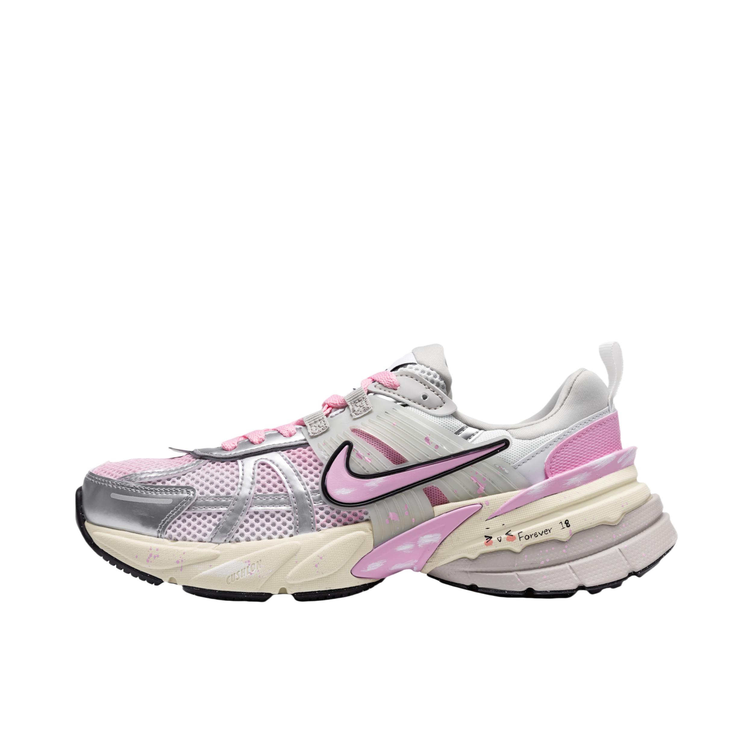 推荐商品：【定制球鞋】 Nike V2K Run 跑鞋 舒适减震网布透气防滑耐磨时尚潮流织物轻便百搭复古做旧防水 活力粉粉