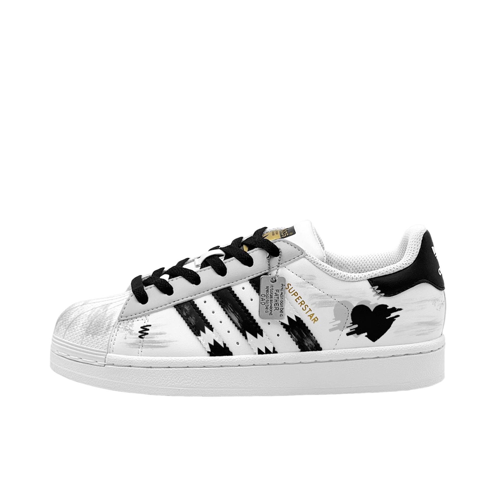 推荐商品：【定制球鞋】 adidas Originals Superstar 板鞋 防踢减震防滑耐磨百搭潮流时尚合成革贝壳头 潮酷爱心