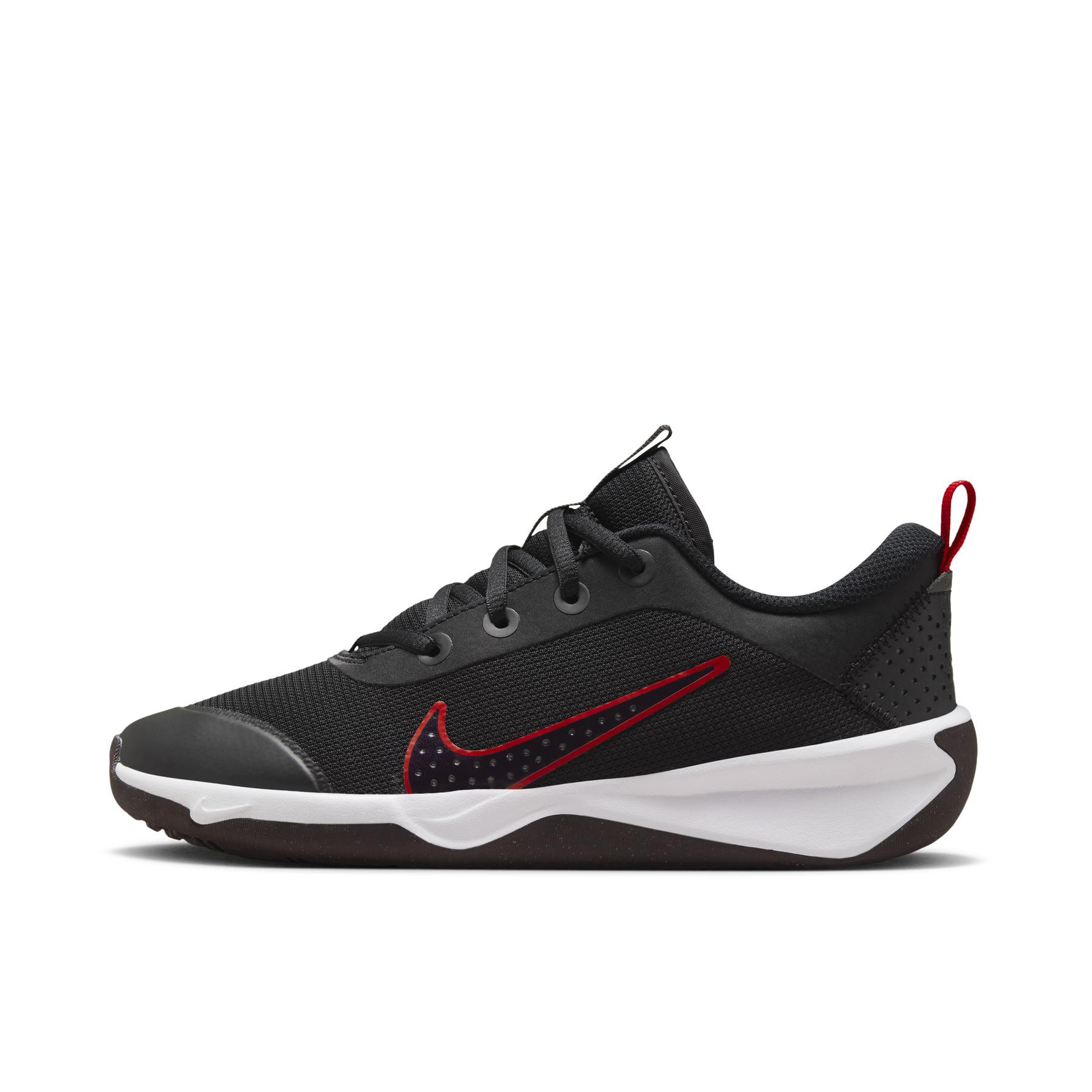 推荐商品：Nike Omni Multi-Court 缓震耐磨 网面透气 室内综合 舒适 运动休闲鞋 GS/黑色/健身红/水泥灰