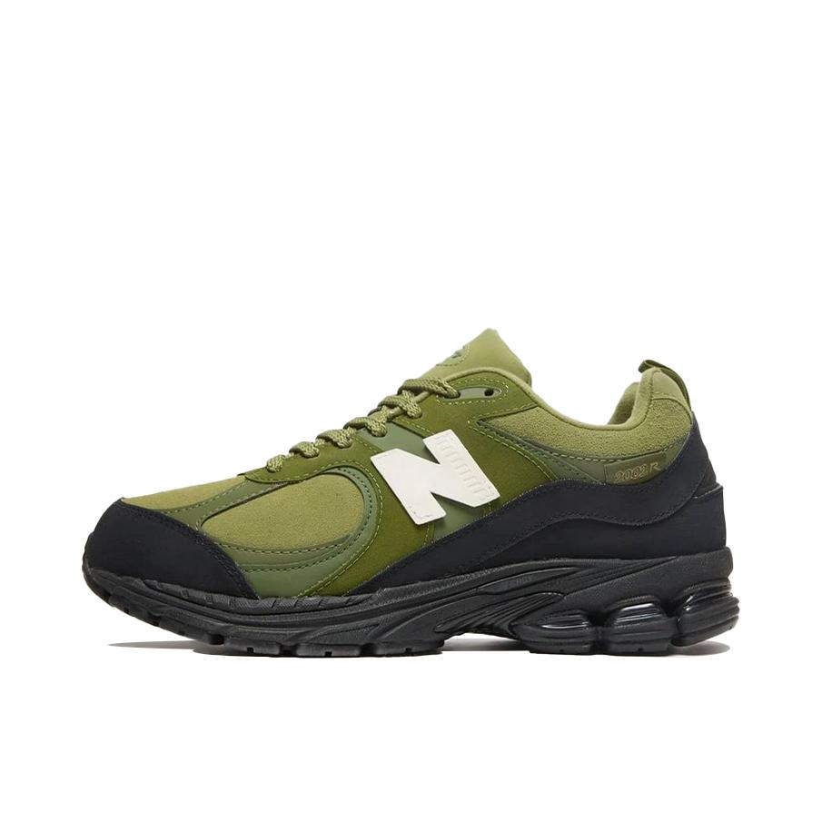 推荐商品：New Balance 2002R 跑鞋 缓震防滑耐磨透气复古拼接防水气垫慢跑支撑 The Basement联名/橄榄绿