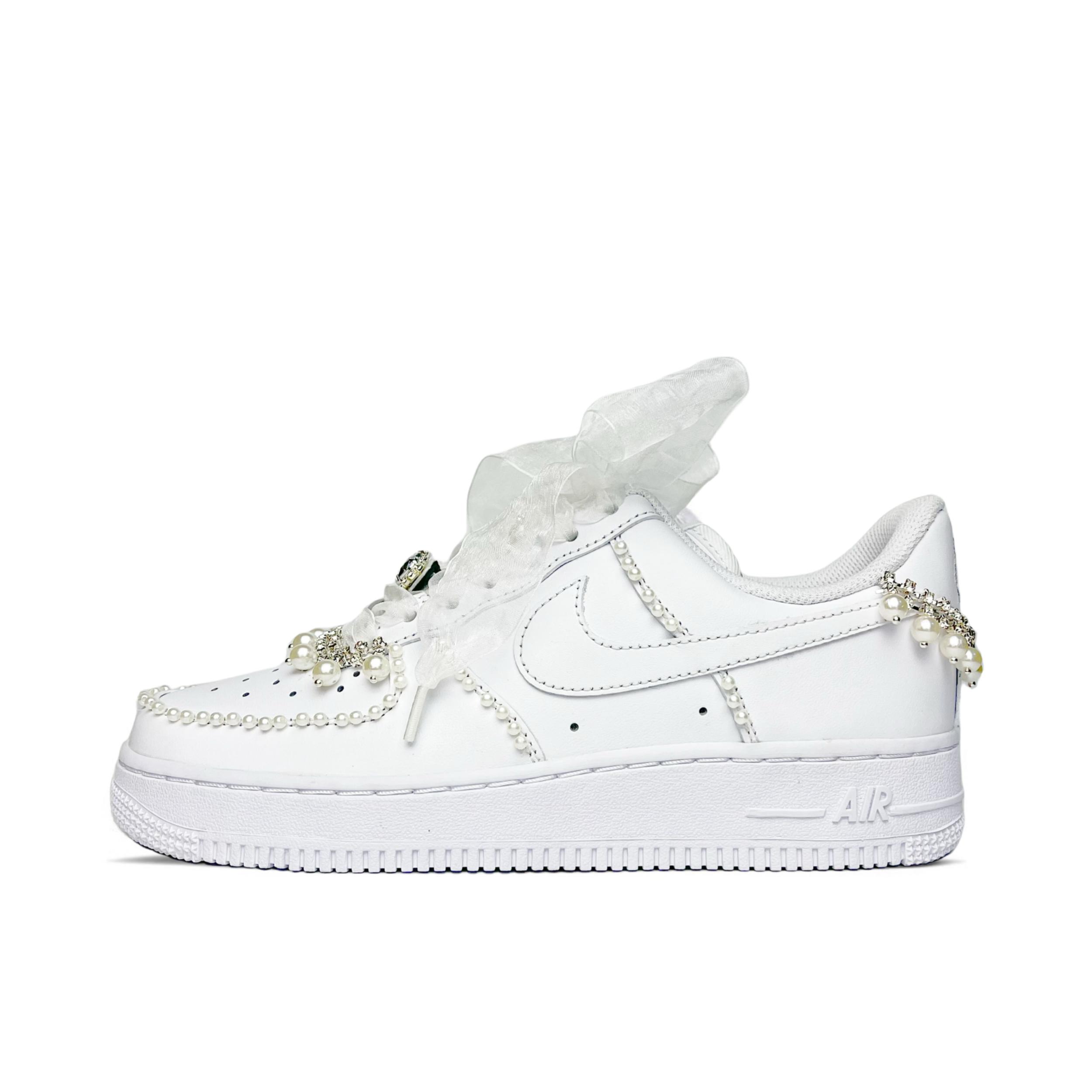 推荐商品：【定制款】 Nike Air Force 1 板鞋 防滑减震耐磨低帮增高 女款/纯白婚礼钻链