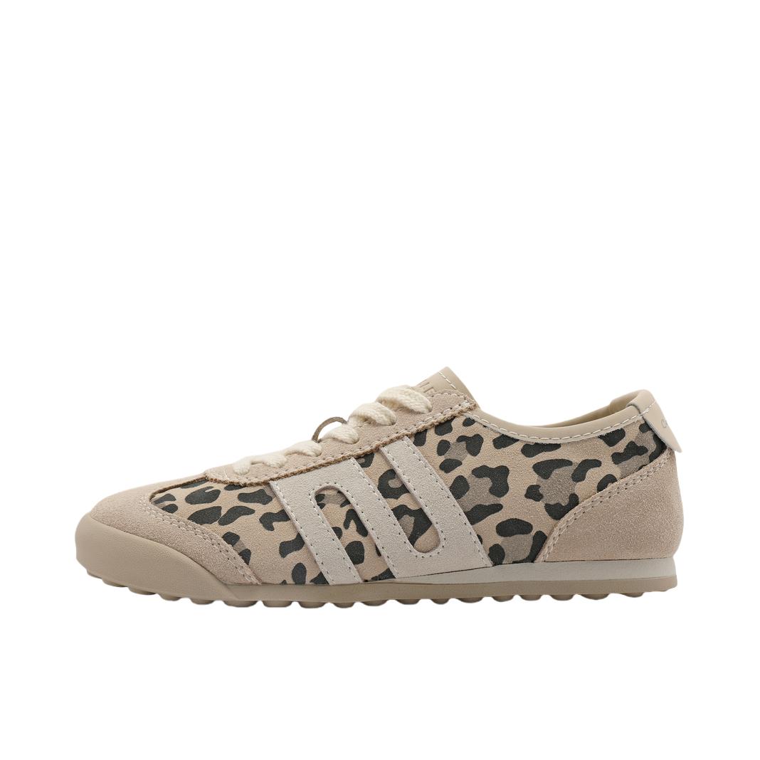 推荐商品：【张凌赫同款】 BELLE 小轻甘 阿甘鞋 德训鞋 运动休闲鞋 复古圆头系带美式轻便薄底两穿跑道可踩脚一脚蹬 女款/杏色豹纹