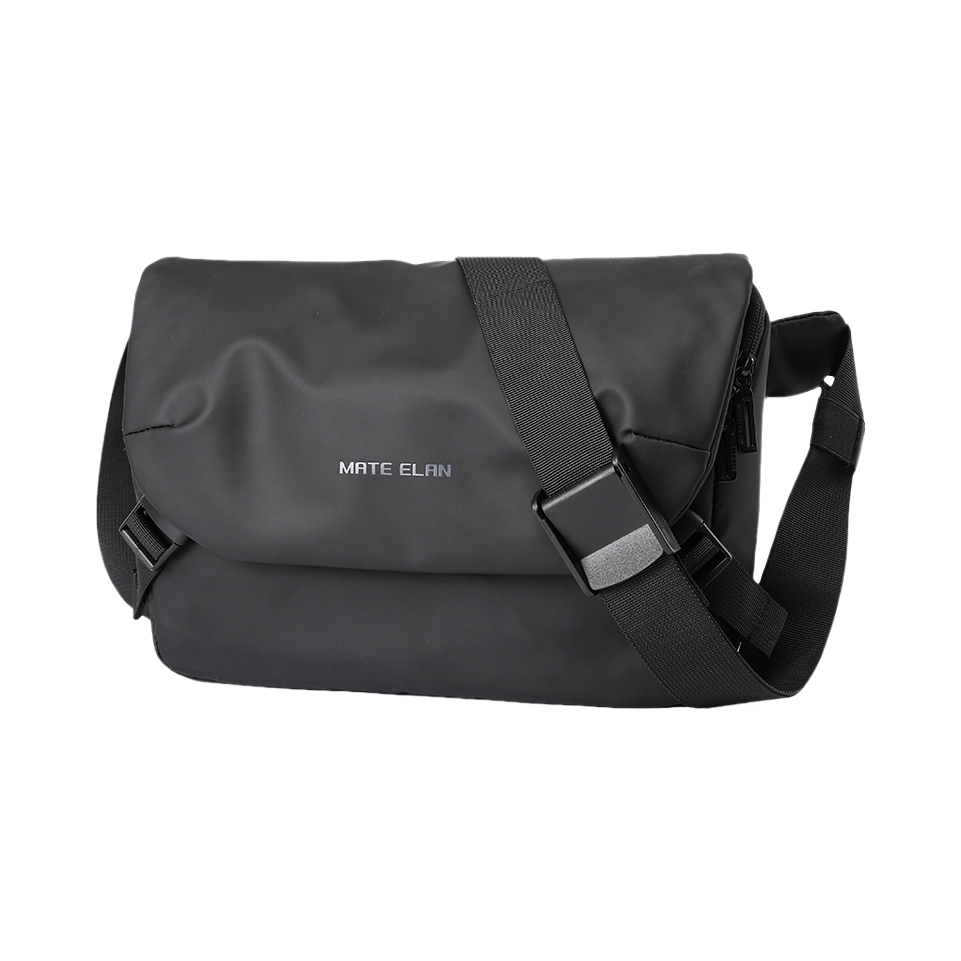 推荐商品：墨一 大号情侣款翻盖防泼水轻便大容量潮流工装骑行机能风通勤PVC运动包单肩包邮差包斜挎包