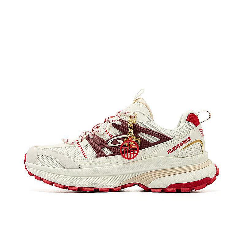 推荐商品：乔丹体育 开元V3 轻速科技 增高 系带 低帮 轻便回弹 防滑耐磨 复古 运动休闲鞋 象牙色/朱漆红